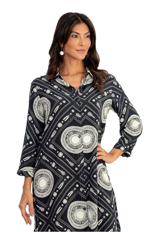 Visao-3-4-frontal-da-chemise-longuete-com-mangas-7-8-e-punho-abotoado-ressaltando-a-barra-arredondada-e-o-caimento-fluido-da-viscose.