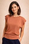 Close-up da blusa ombro virado MOCHA em malha viscose com decote canoa e pregas no ombro, destaque para o acabamento da pala dupla na cintura