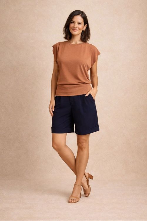 Look completo com blusa ombro virado MOCHA combinada com bermuda alfaiataria azul marinho e sandália caramelo, visual smart-casual