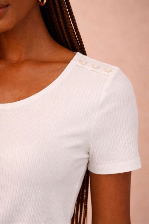 BLUSA-CANELADA-BOTOES-OMBRO-OFF-WHITE.