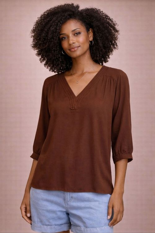 Bata decote V em viscose slub na cor café vista frontal com manga 3/4 e punho, modelo utilizando shorts jeans claro — blusa fluida e de toque macio.