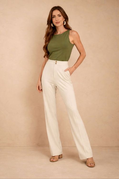 Imagem em corpo inteiro de modelo usando regata básica verde militar com calça de alfaiataria off-white de cintura alta e sandálias nude, look minimalista e elegante.