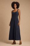 Vista-frontal-completa-do-vestido-longo-em-lyocell-marinho-com-recorte-evase-alcas-largas-e-comprimento-ate-os-tornozelos---elegancia-no-vestido-longo-marinho.