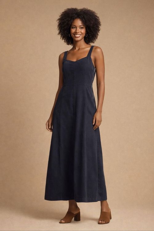 Vista-frontal-completa-do-vestido-longo-em-lyocell-marinho-com-recorte-evase-alcas-largas-e-comprimento-ate-os-tornozelos---elegancia-no-vestido-longo-marinho.