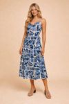 Vestido-midi-estampado-ladrilho-azul-em-viscose-slub-modelo-de-frente-com-decote-em-V-e-alcas-finas-regulaveis-look-completo