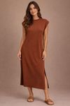 Vestido-midi-de-gola-alta-na-cor-chocolate-em-malha-de-viscose-New-Ternura-modelo-em-pe-apresentando-caimento-reto-comprimento-midi-e-fendas-laterais--look-casual-contemporaneo-combinado-com-sandalia-rasteira.
