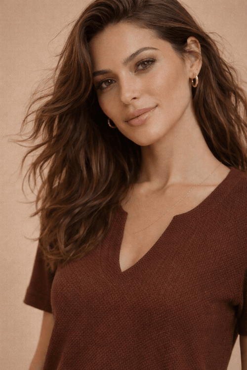 Close-up-do-decote-U-com-detalhe-em-V-da-blusa-Heritage-em-malha-macia-cor-cafe-mostrando-textura-do-tecido-e-acabamento-da-meia-manga-dobrada