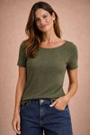 Blusa tricot canelado verde Parisian com gola canoa vista em close, mostrando textura canelada e transpasse lateral