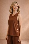 Blusa botões laterais chocolate em malha viscose 95% viscose 5% elastano vista frontal com calça combinando, decote canoa e caimento fluido