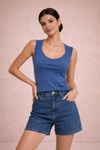Foto-frontal-de-blusa-decote-princesa-azul-em-malha-viscose-com-elastano-sem-mangas-detalhe-ombro-duplo-e-forro-no-busto--modelo-veste-a-peca-combinada-com-shorts-jeans-look-casual-elegante.