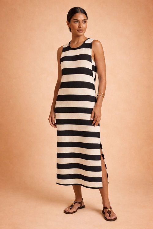 Vestido midi moletinho listrado preto e branco, modelagem sem mangas, decote canoa e fendas laterais.