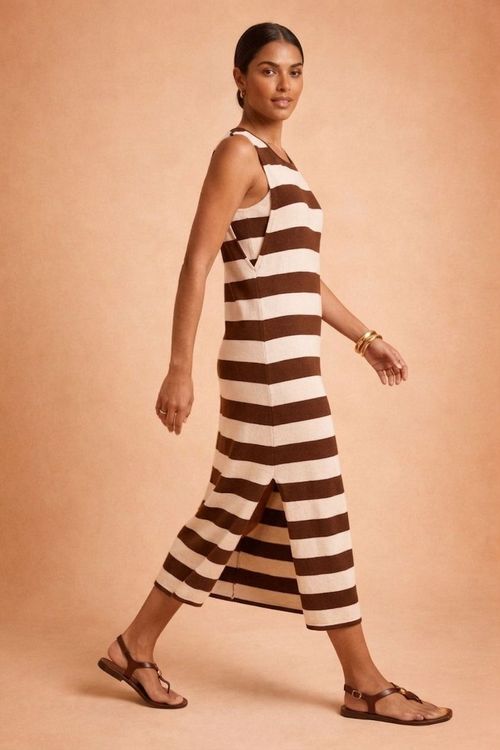 Vestido-midi-moletinho-listrado-cafe-com-decote-canoa-exibido-em-vista-frontal-em-um-fundo-bege.