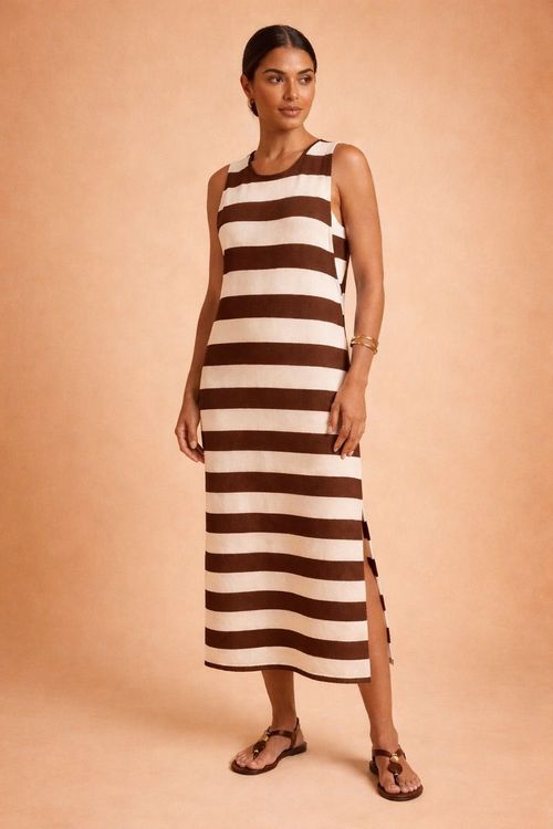 Vestido-midi-moletinho-com-fenda-lateral-mostrado-em-vista-lateral-direita-destacando-o-movimento-e-corte.