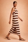 Vestido-midi-moletinho-listrado-cafe-com-decote-canoa-exibido-em-vista-frontal-em-um-fundo-bege.