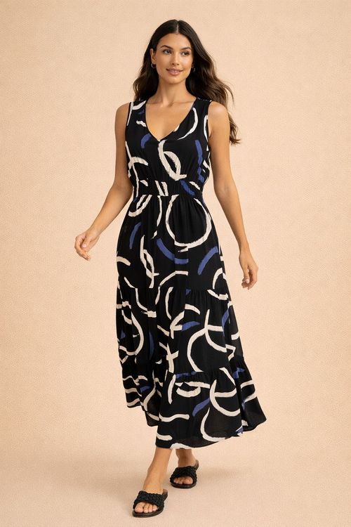 Mulher-usando-um-vestido-midi-estampado-com-decote-em-V-de-cor-preta-com-padrao-geometrico-em-branco-e-azul-posando-em-um-fundo-bege.