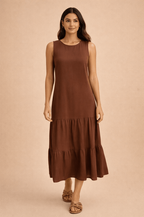 Mulher-vestindo-um-vestido-midi-marrom-com-tecido-leve-sem-mangas-e-saia-de-duas-camadas-vista-frontal.