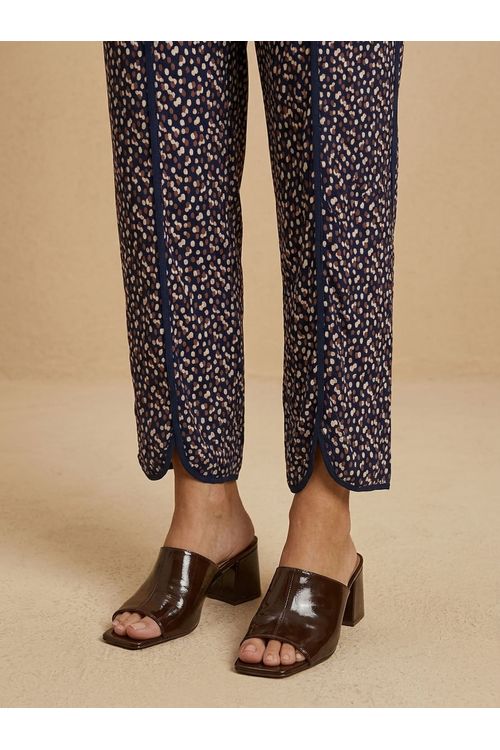 Detalhe-da-barra-arredondada-e-estampa-de-poa-da-calca-cenoura-em-azul-escuro.