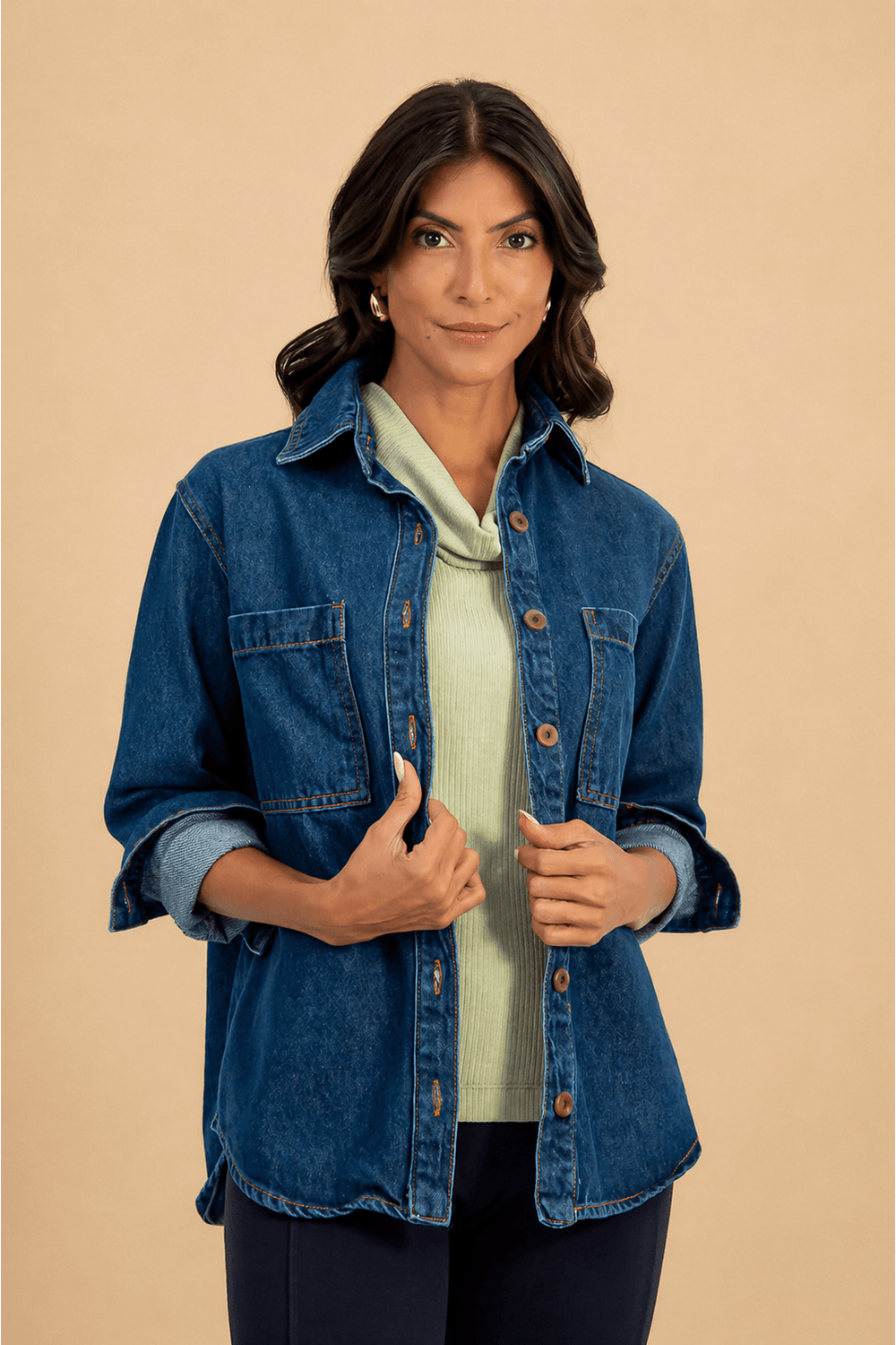 Camisa jaqueta jeans índigo escuro vista frontal com maxi bolsos, botões em destaque e barra levemente desfiada