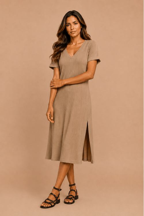 Vestido midi bege feminino em malha canelada com decote V, meia manga e fenda lateral, visto de frente em estúdio