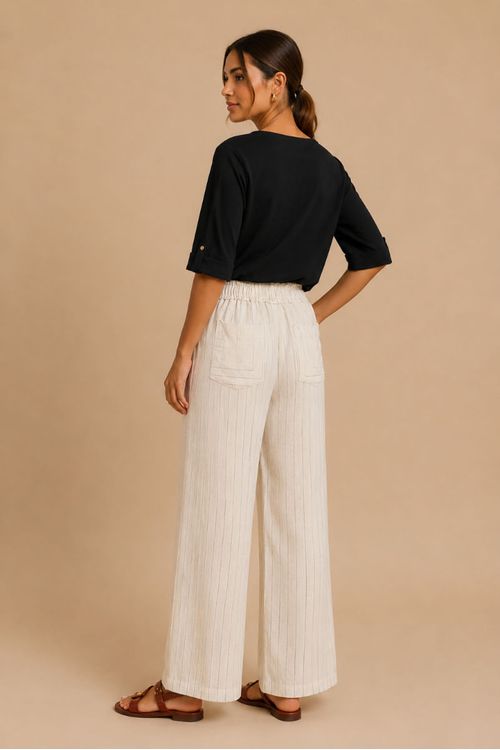 Modelo vestindo calça reta de linho risca de giz off white com blusa preta, vista traseira.