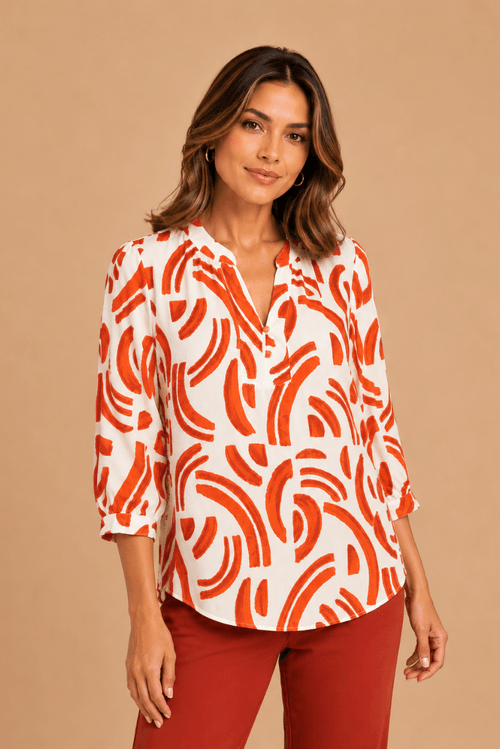 Blusa feminina estampada com decote em V e mangas três quartos, vista frontal.