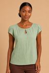 Blusa plissada verde com decote canoa e mangas tulipa vista de frente.