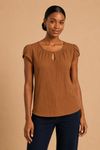 Blusa plissada chocolate com decote canoa e mangas tulipa, vista frontal em fundo neutro.