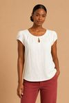 Blusa plissada off white com decote canoa e mangas tulipa, vista frontal em modelo.