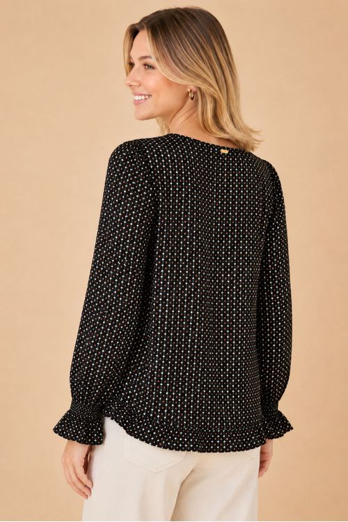 Vista traseira da blusa feminina estampada preta Bossa, com manga longa e caimento fluido, mostrando a estampa geométrica contínua e a barra arredondada.